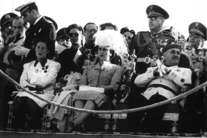 De derecha a izquierda: Francisco Franco, Carmen Polo de Franco y Pilar Primo de Rivera, en un acto de la secci&oacute;n femenina en El Escorial, en 1944.