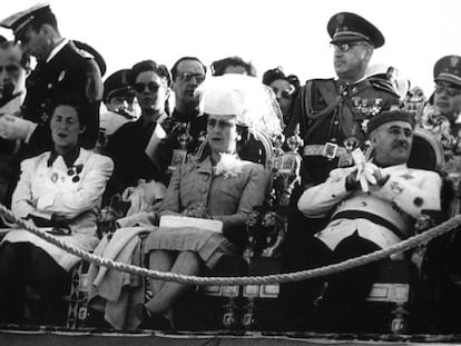 De derecha a izquierda: Francisco Franco, Carmen Polo de Franco y Pilar Primo de Rivera, en un acto de la secci&oacute;n femenina en El Escorial, en 1944.