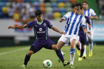 Andre Martins protege la pelota ante la entrada de Rubn Pardo.