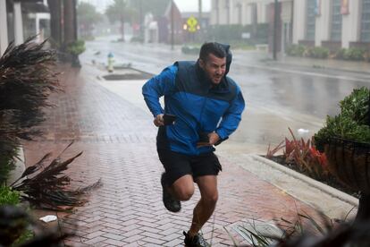 Un hombre corre contra el fuerte viento en Sarasota, Florida, en el paso del huracán Ian. 