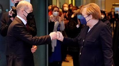 Olaf Scholz se despide de la excanciller alemana Angela Merkel tras el traspaso de poderes.