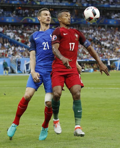 Nani en un lance del partido con Laurent Koscielny.