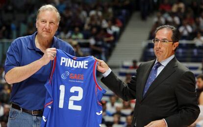 Al inicio del encuentro se hizo un homenaje y se entregó camiseta conmemorativa al exjugador estadounidense del Estudiantes John Pinone.