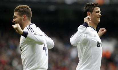 Ronaldo celebra uno de sus goles con Sergio Ramos.