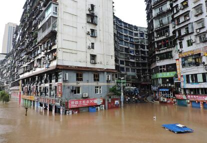 Una calle inundada en la ciudad de Dazhou (China), el 18 de julio de 2019. Las fuertes lluvias del 16 al 18 de julio causaron inundaciones en el suroeste de la provincia china de Sichuan, más de 2.000 personas fueron evacuadas.