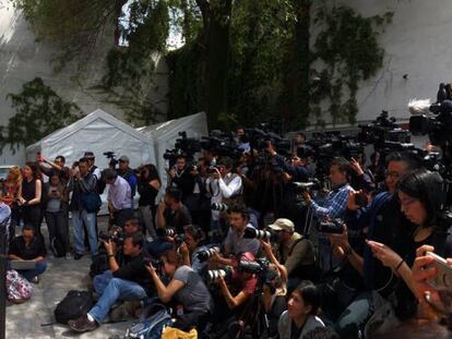 López Obrador en una de sus conferencias en su casa de transición.