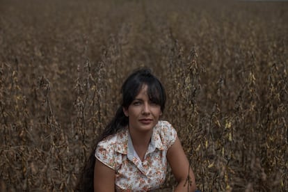 A fazendeira Tamires Vasconcelos em um campo de soja en março. Ela dirige uma fazenda de 5.100 hectares de cultivos em Sinop, no sul da Amazônia. 