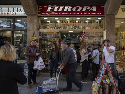 Tiendas y estancos en una calle de Gibraltar