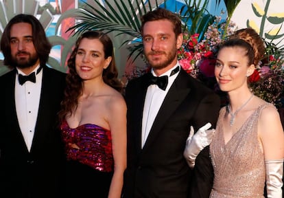 Dimitri Rassam y  Charlotte Casiraghi, con Pierre Casiraghi y Beatrice Boromeo.