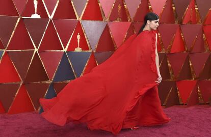 El rojo también sedujo a Sofía Carson que llevó un vestido de Giambattista Valli, diseñador también elegido por Zendaya.