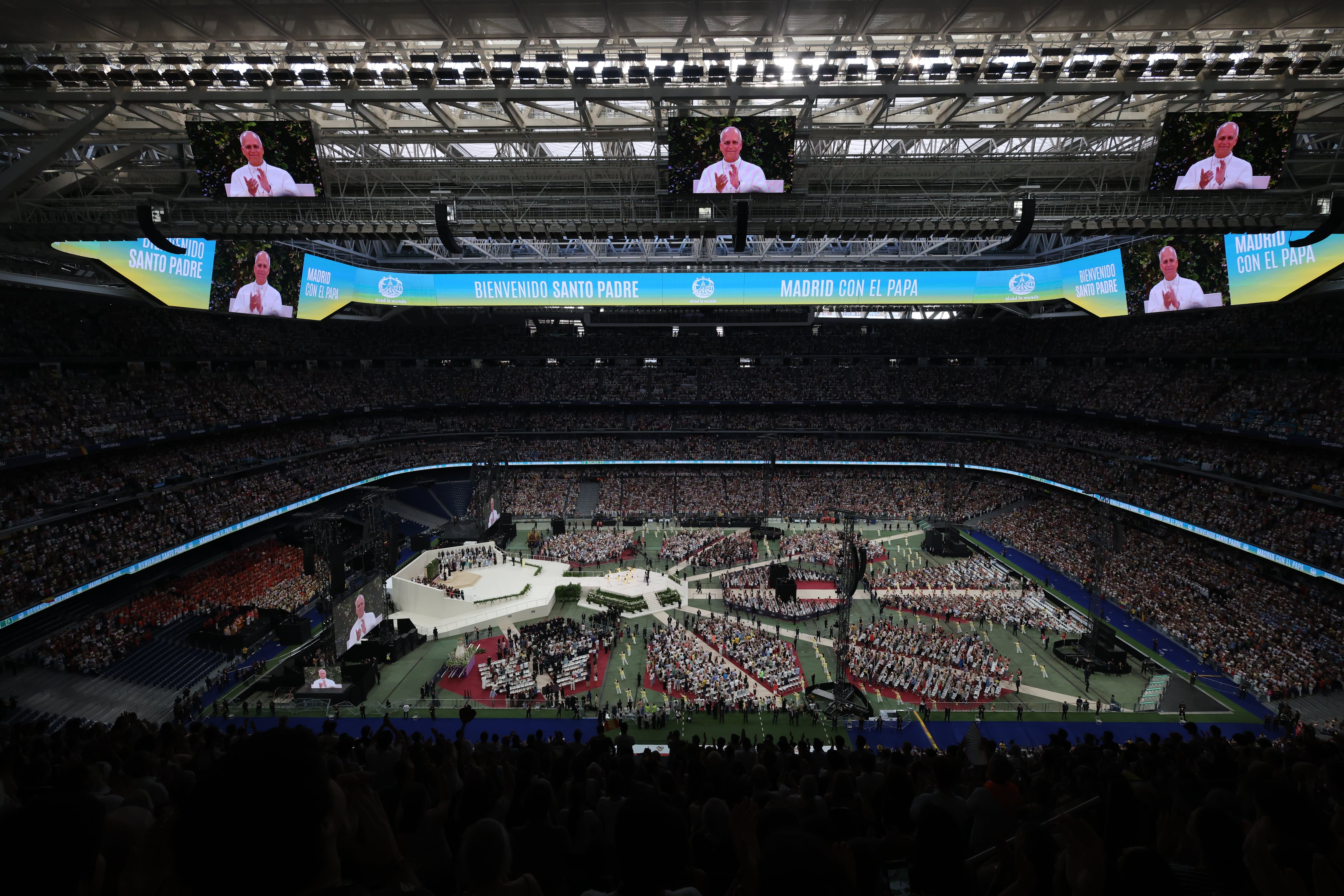Estadio Santiago Bernabéu, lleno de fieles escuchando al Papa durante su discurso. 