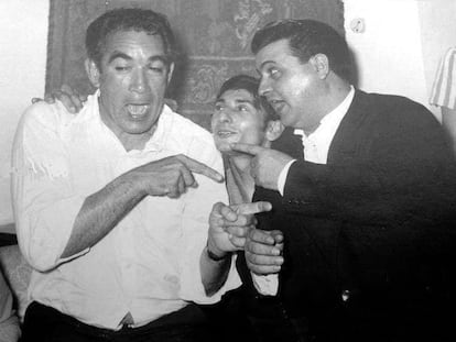 El bailaor, en el centro, con el actor Anthony Quinn (izquierda). 