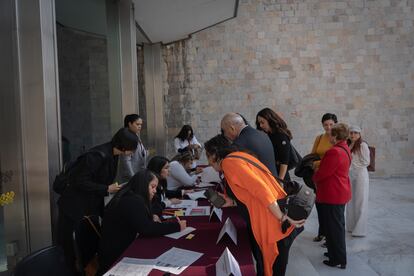 Asistentes al diálogo se registran en el acceso al Museo Nacional de Antropología.