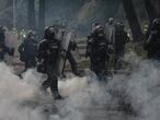 Escuadron movil antidisturbios ESMAD, lanza gases contra los manifestantes, durante el paro nacional contra la reforma tributaria y el dia internacional del trabajo, el 1 de mayo de 2021, en la residencia del presidente de Colombia, Iván Duque, en Bogotá, Colombia.