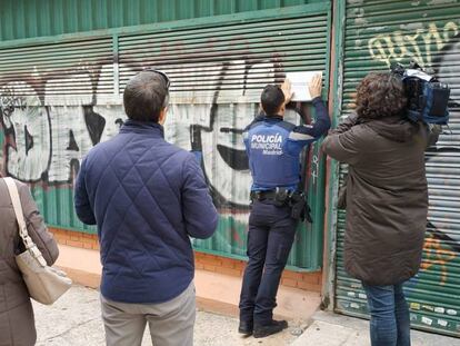 Un agente de la Policía Municipal de Madrid precinta la popular Galería de La Elipa.