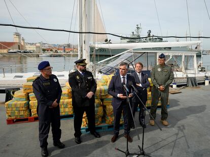 Responsables de la policía portuguesa y española, el lunes, ante los fardos de cocaína incautados en el velero.