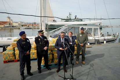 Responsables de la policía portuguesa y española, el lunes, ante los fardos de cocaína incautados en el velero.