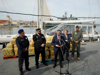 Responsables de la policía portuguesa y española, el lunes, ante los fardos de cocaína incautados en el velero.