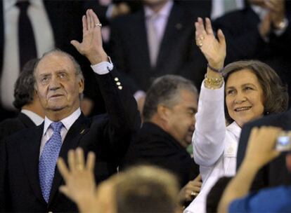 Los Reyes saludan a los aficionados desde el palco de Mestalla, en Valencia, antes de comenzar la final de Copa.