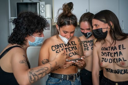 Militantes de la organizacin feminista Femen se preparan, en el piso de una de ellas, para realizar una accin frente al Ministerio de Justicia en Madrid, en junio de 2021.