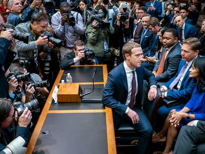 Mark Zuckerberg, de Meta, espera a testificar en Washington el 23 de octubre de 2019.