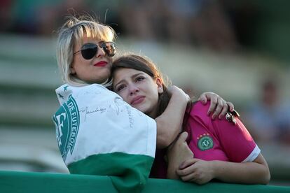 Aficionadas del Chapecoense rinden un homenaje a su equipo en las gradas del estadio Arena Conda, en Chapecó (Brasil).