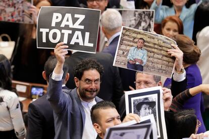 Fotografía de archivo fechada el 20 de julio de 2022 que muestra al senador Iván Cepeda (i) mientras sostiene un cartel que dice "Paz Total", durante la instalación del nuevo Congreso Nacional, en Bogotá (Colombia).