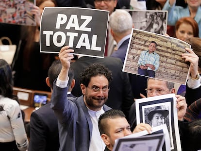 El senador Iván Cepeda sostiene un cartel que dice "Paz Total", durante la instalación del nuevo Congreso Nacional.