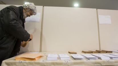 Xosé Manuel Beiras elige una papeleta para votar en el colegio electoral de Brión (A Coruña).
