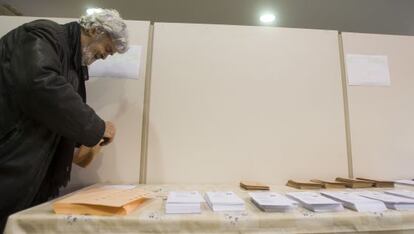 Xos&eacute; Manuel Beiras elige una papeleta para votar en el colegio electoral de Bri&oacute;n (A Coru&ntilde;a). 