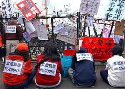 Un grupo de manifestantes pide el recuento de los votos frente al complejo presidencial en Taipei.