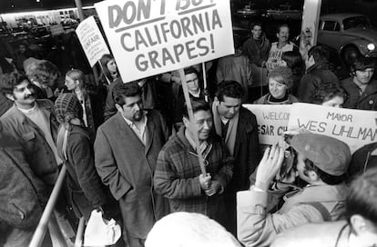 United Farm Workers President Cesar Chavez, carrying a sign calling for a boycott of California table grapes, leads about 400 people picketing a Safeway supermarket in Seattle, Wash., Dec. 19, 1969