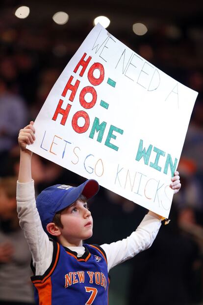 Un aficionado de los Knicks pide una victoria en casa jugando con el cntico tradicional de Pap Noel.