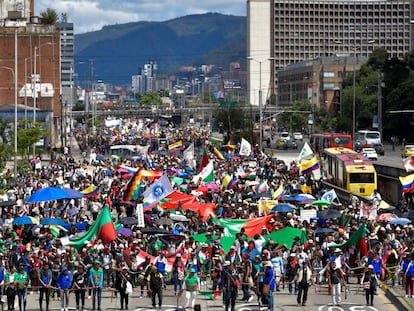 Grupos indígenas y estudiantiles, este miércoles, durante la protesta en Bogotá.