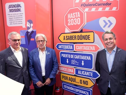 El secretario general de la Asociación Valenciana de Empresarios (AVE), Diego Lorente, el presidente de Foment del Treball, Josep Sánchez Llibre, y el presidente de Puig, Marc Puig, durante la acción reivindicativa #QuieroCorredor en Barcelona.