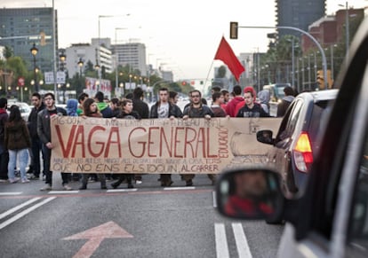 Un grupo de estudiantes universitarios, durante el corte esta mañana de la Avenida Diagonal de Barcelona