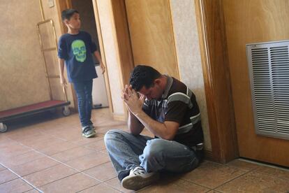 Renan pasa el tiempo con su hijo Nathan. de 11 años, mientras son atendidos en un centro de acogida después de su reunificación, en El Paso (Texas).