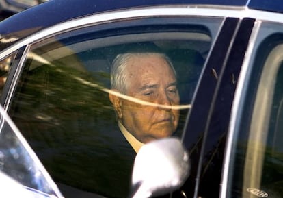 Dívar leaves the CGPJ meeting after announcing his decision to resign.