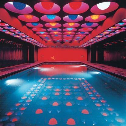 Esta instalação fazia parte dos psicodélicos interiores criados em 1969 pelo designer dinamarquês Verner Panton para a editora Spiegel em Hamburgo (Alemanha). Além da piscina, Panton projetou a cantina, a entrada e a área de bares.