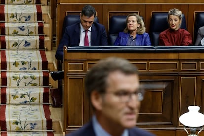 Feijóo, en primer término, con Pedro Sánchez, Nadia Calviño y Yolanda Díaz a su espalda, en la sesión de control al Gobierno de este miércoles en el Congreso.
