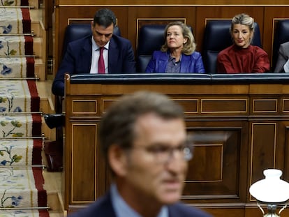 Feijóo, en primer término, con Pedro Sánchez, Nadia Calviño y Yolanda Díaz a su espalda, en la sesión de control al Gobierno de este miércoles en el Congreso.