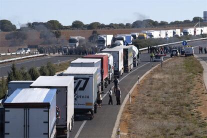 Las tractoradas han afectado a las principales carreteras del país, incluidas las seis autovías principales que parten de Madrid. En la imagen, uno de los puntos calientes de las protestas, la localidad conquense de Motilla del Palancar.