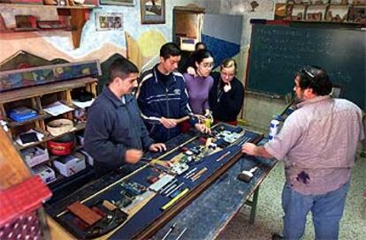 Alumnos en el taller de reciclado del instituto Manuel Alcántara de Málaga.