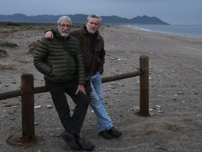 Ricardo (izquierda) y Luis de Frutos el pasado jueves en la playa almeriense donde fueron agredidos.