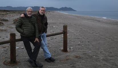 Ricardo (izquierda) y Luis de Frutos el pasado jueves en la playa almeriense donde fueron agredidos.