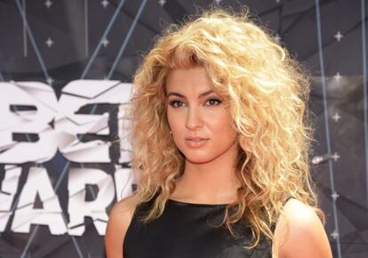 Tori Kelly, fue una de las encargadas de homenajear a Smokey Robinson. Ella junto a Ne-Yo t Robin Thicke cantaron emblemáticos temas como: 'Who`s Lovin You' o 'The tears of a Clown'.