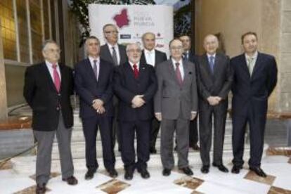 El gobernador del Banco de España, Luis María Linde (3d), posa junto a los patrocinadores del Foro Nueva Murcia antes de la conferencia-coloquio ofrecida hoy en la capital murciana.