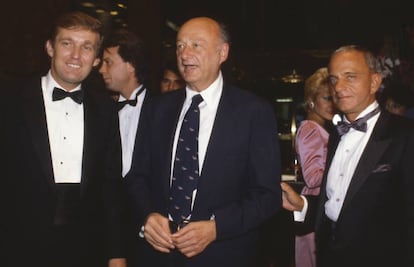 De izquierda a derecha, Donald Trump, el exalcalde de Nueva York Ed Koch y Roy Cohn, en la inauguración de la Torre Trump en 1983.