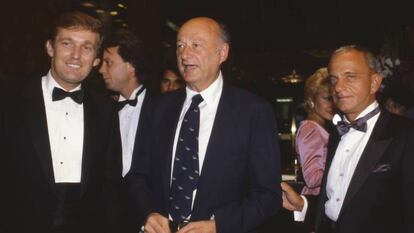 De izquierda a derecha, Donald Trump, el alcalde Ed Koch y Roy Cohn en la inauguraci&oacute;n de la Torre Trump en 1983.