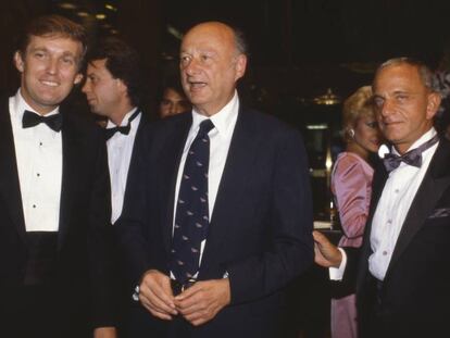 De izquierda a derecha, Donald Trump, el alcalde Ed Koch y Roy Cohn en la inauguraci&oacute;n de la Torre Trump en 1983.